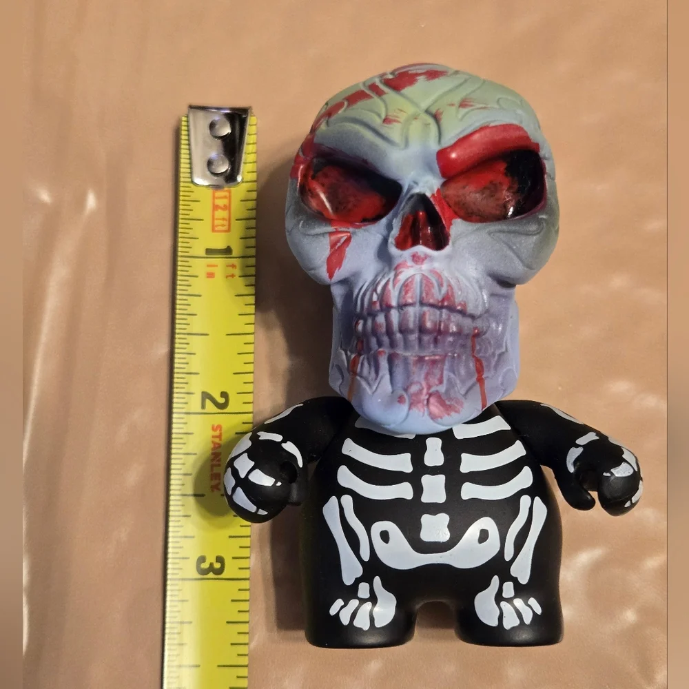 Universal Studios HALLOWEEN HORROR NIGHTS 2017 HHN 27 Skull Figure